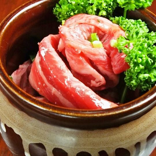 << Kanamaru受欢迎的菜单☆>>“ Tsubo Kalbi”，您可以一边用剪刀剪下的肉，一边吃腌制酱中浸泡过的肉。