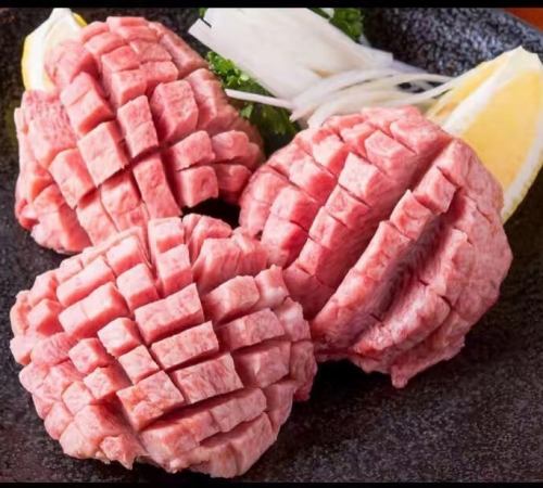 We offer carefully selected delicious tongue and offal♪