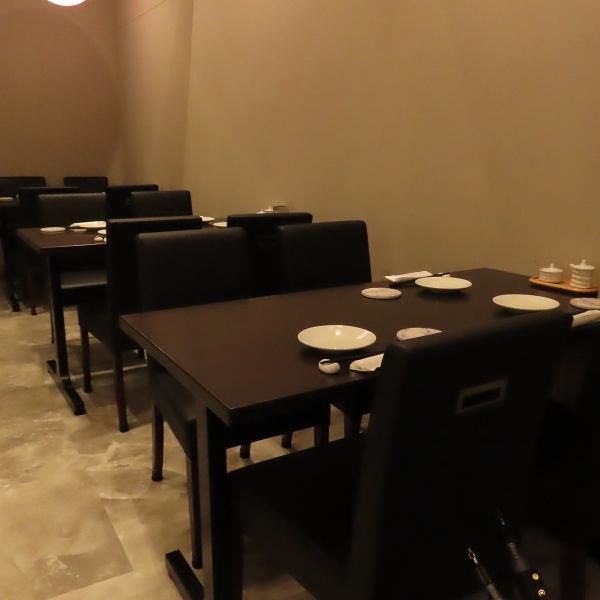 [Tables] There are three tables with partitions that seat four people, creating a semi-private space.The seats allow you to relax without worrying about the eyes of other customers! In addition, the tables can be joined together, so it can be used by both small and large groups of customers.