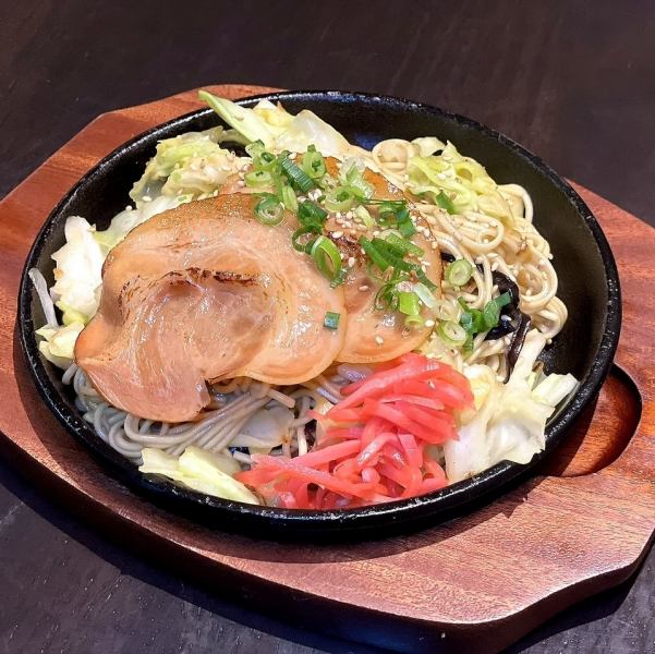 博多屋台の名物♪豚骨焼きラーメン880円（税込）