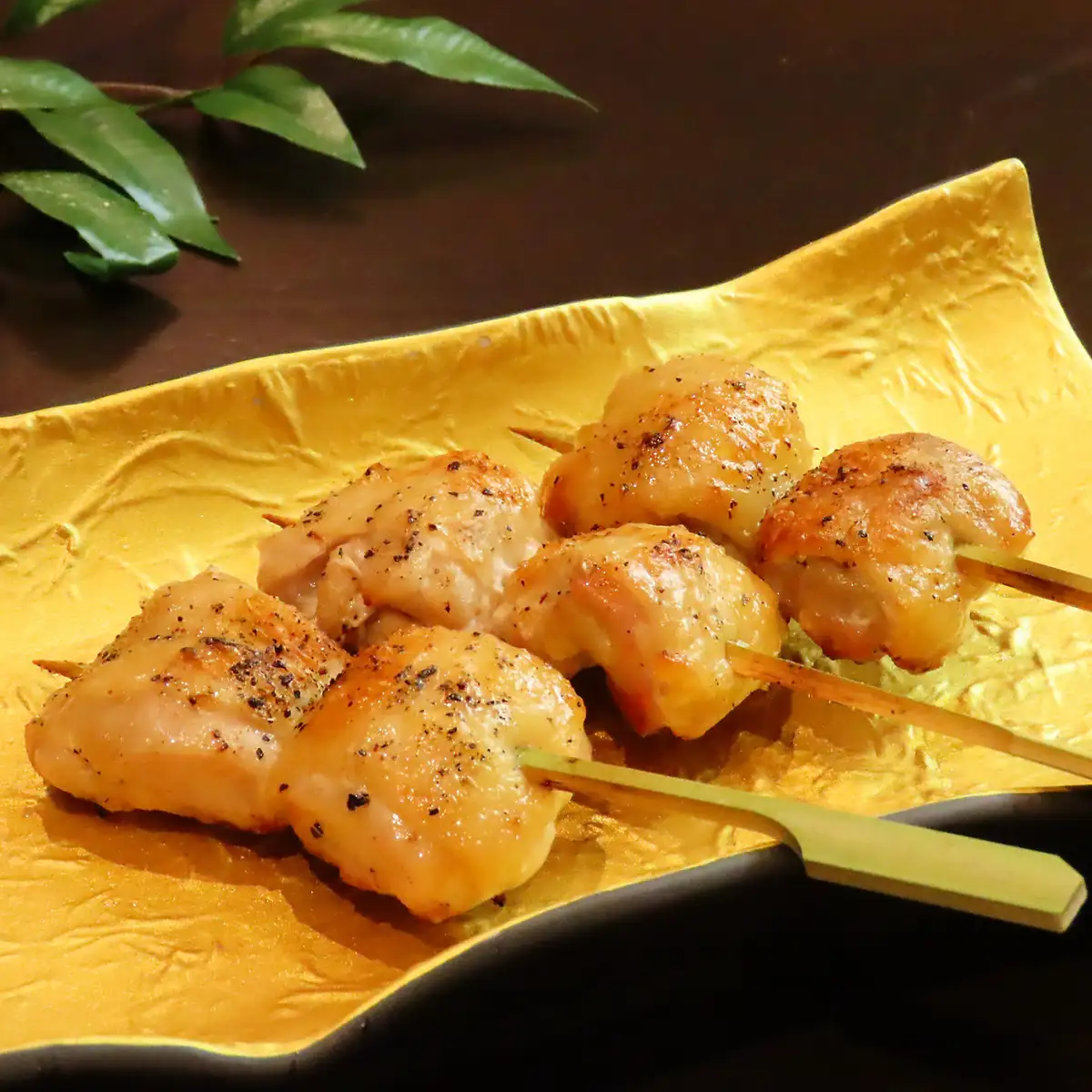絶品焼き鳥に、新鮮野菜を豚バラで巻いた博多名物串焼き!