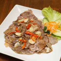牛肉チマキブロックとニンニクのヌクマムに浸す