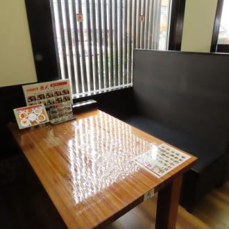 小人数の飲み会や家族での食事に最適なボックスタイプの4名様席が6つございます。家族でシェアしながら楽しんだり、仕事帰りに同僚とリラックスしながらの飲み会にもぴったりです。活気あふれる店内で、楽しい時間を過ごすことができるので、ぜひ気軽に足を運んでみてください☆