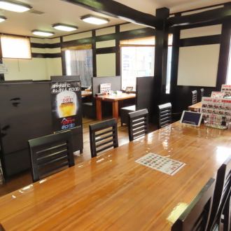 8名様席を2つご用意しており、家族や親戚の集まりに最適です。また、友人同士の飲み会やパーティーなど、大人数で一緒に楽しむことができます。広々としたスペースで、みんなでシェアしながら美味しい料理と楽しい会話で盛り上がります♪ぜひ、素敵なひとときをお過ごし下さい☆