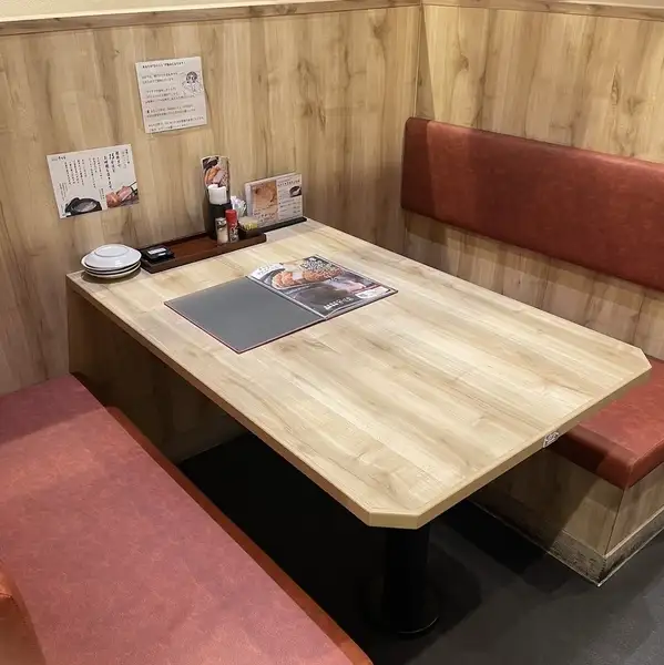 4名掛けテーブル席や周りを気にせず使える4名掛けBOX席をご用意。ご家族での食事や友人とのお集まり、デート利用にもおすすめです。落ち着いた雰囲気の中で、こだわりのとんかつをお楽しみいただけます。