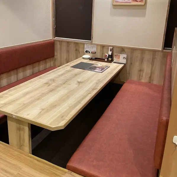 ゆったりくつろげる6名掛けの座敷席をご用意。各種ご宴会やご家族でのお食事にも最適です。和の空間で、ゆっくりとした時間をお過ごしいただけます。お持ち帰りメニューもあるためご自宅でもお楽しみいただけます。