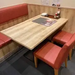 ４名掛けテーブル席５卓