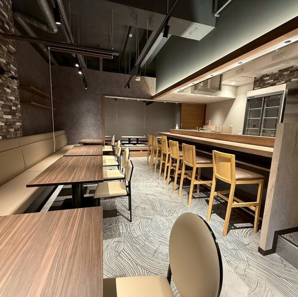 開放感あふれる店内は、居心地の良い空間となっております！会社帰りの飲み会や、友人との楽しい集まり、さらにはデートやママ会など様々なシーンでご利用いただけます。お子様連れのお客様も大歓迎！美味しいエスニック料理を是非ご堪能ください♪