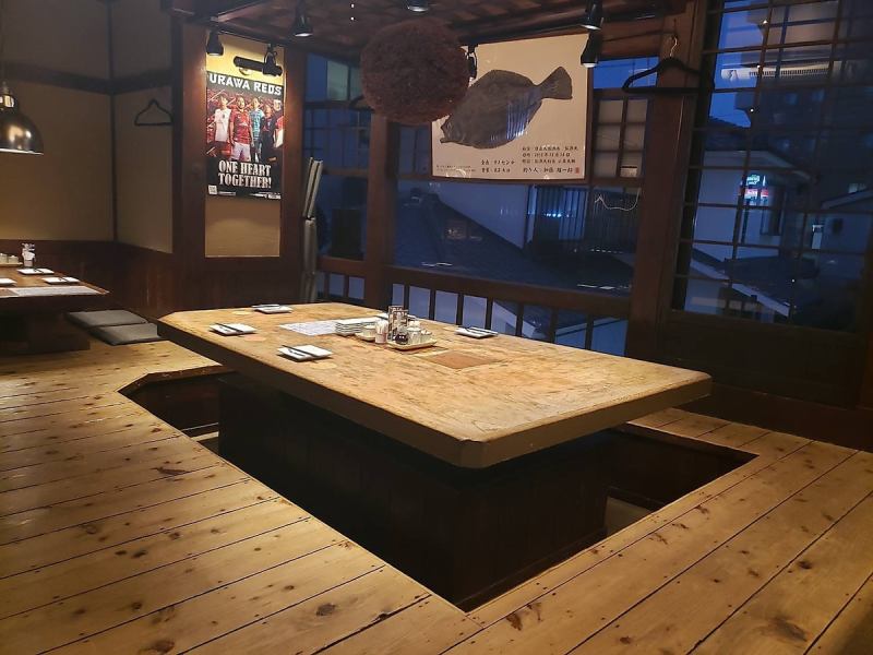 We also have a tatami room where you can take off your shoes and relax.Please enjoy cooking and drinking with your friends.