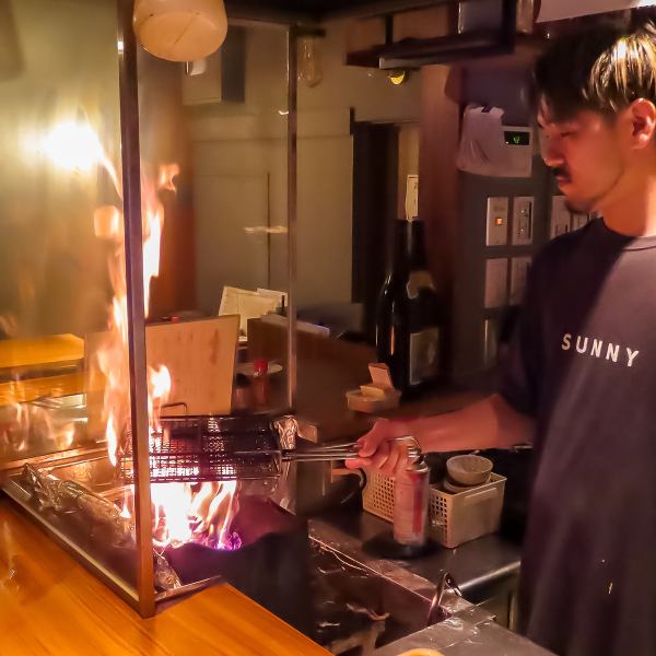 【明るく元気な店内でお待ちしています！】和気藹々とした雰囲気の中でシーンを問わずお気軽にご来店いただけます。友人とのランチや家族とのディナー、さらにはペット同伴で楽しめるテラス席も完備。心地よい風を感じながら愛犬と一緒にお食事をお楽しみください。美味しい料理と共に楽しいひとときを過ごす場所をご用意！