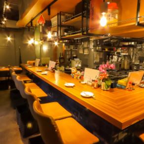 活気あふれる酒場で、カツオの藁焼きや点心などこだわりの料理とお酒と共に楽しむひとときを。おひとり様から大人数の宴会まで、様々なシーンに対応したテーブル席を完備。普段使いにもぴったりの居心地の良い空間で心ゆくまで味わい深い料理をお楽しみください。友人や同僚と気軽に訪れ、楽しい時間を過ごすのに最適です☆