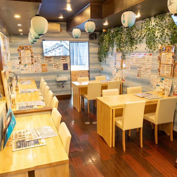 【アジア系おしゃれ居酒屋風♪】オシャレな雰囲気の店内は、デートにも最適♪カウンター席はスタッフとより近くでお話しがお楽しみいただけ、とテーブルはゆったりくつろげる空間です。お仕事帰りやお買い物帰りのお食事にも気軽にお立ち寄りください。女子会やママ友、お一人様、会社のご宴会など幅広くご対応致します！