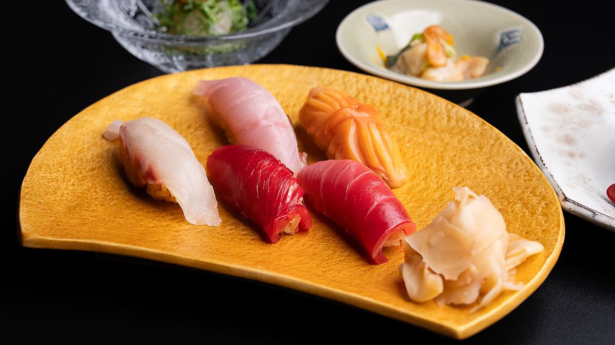 厳選した上質な食材を使用した本格鮨に舌鼓