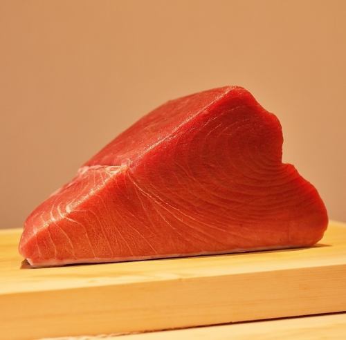 贅沢に使用した旬魚握り