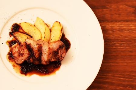 Low-temperature cooked pure pork and apple roti Anise-flavored balsamic and black vinegar sauce