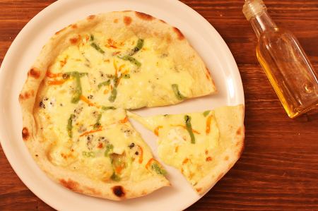 Cream sauce pizza using 5 kinds of cheese