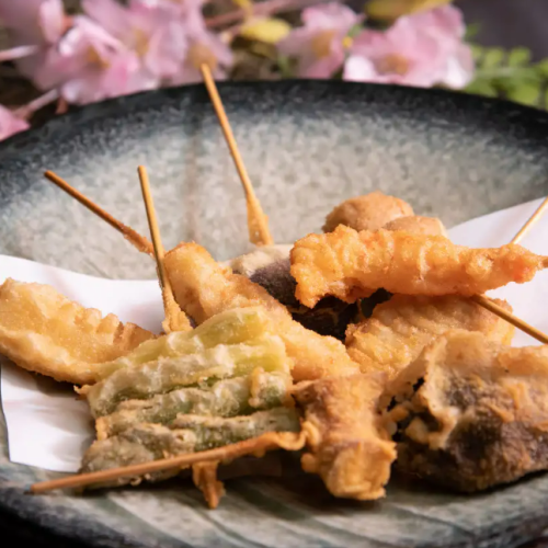 【サクッと食べやすい、ひとくち串カツ◆】薄衣＆こだわりの薬味で食べる串揚げ　130円 (税込)～