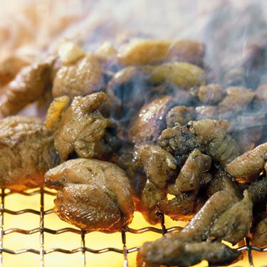 宮崎地雞是宮崎縣唯一認可的當地雞。用炭火烤著吃吧！