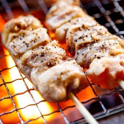 一本一本丁寧に焼き上げる大将こだわりの焼き鳥をご賞味ください