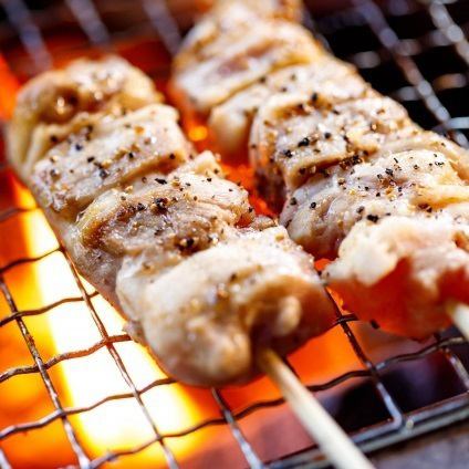 Yakitori that is carefully cooked one by one over a charcoal fire is exquisite!