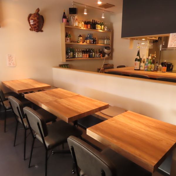 ご夫婦やカップルでのゆったりとしたお食事にぴったりな、4名様掛けのテーブル席を2つ、2名様掛けのテーブル席を3つご用意しております。プライベートな空間で、こだわりの手打ちそばや新鮮な魚介、豊富な焼酎や日本酒を心ゆくまでお楽しみください。大切な方と特別な時間をお過ごしいただけます。