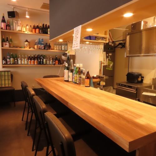 カウンター席で過ごす、至福のサク飲み時間♪