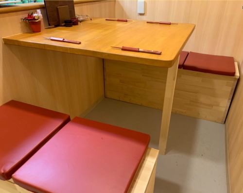 Spacious table seats that can accommodate up to 4 people.It can be used from 2 people.