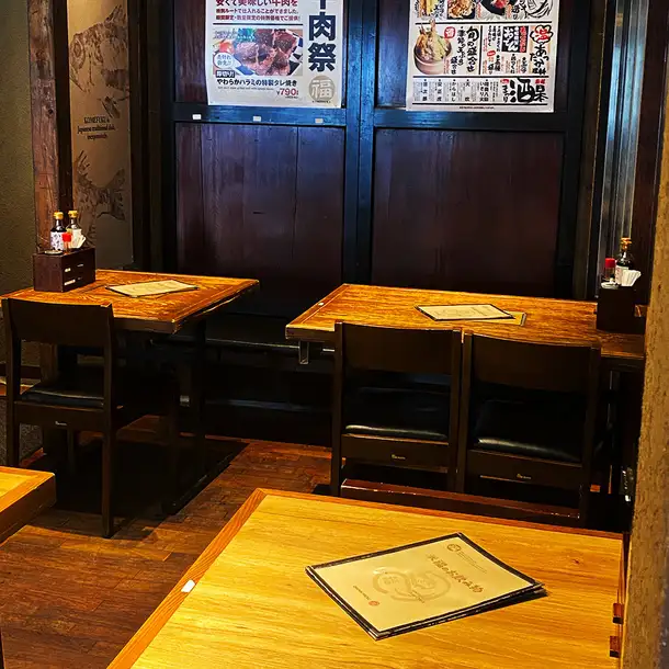 本町・淀屋橋駅徒歩3分☆ 大人数での飲み会や宴会にも◎ カウンター8席、テーブル34席、テラス6席と開放感のある広々とした店内☆ ゆとりある空間使いでゆっくりお時間をお過ごし頂けます! 会社やお友達との宴会にも◎ 飲み放題は生ビール、ノンアルコールビール、焼酎、日本酒まで取り揃えております♪