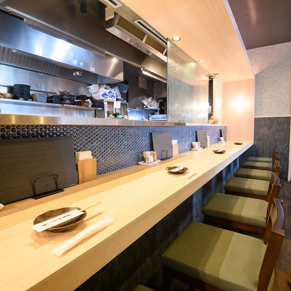 [Spacious interior◎] We have counter seats and table seats! You can use it by yourself or connect the tables to accommodate a large group◎ There is plenty of space between the counter seats and tables♪ Enjoy your meal in our spacious interior!