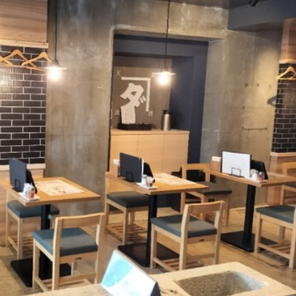 2名席×5卓ご用意しています◎テーブルをつなげて最大10名で利用可能です！