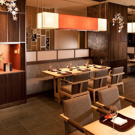 店内は木の温もりを感じさせるテーブル席。ゆったりとした時間が流れる、落ち着いた雰囲気のお店。デートや女子会、ご家族でのお食事、ご友人とのお時間をお過ごしいただけるようになってます。