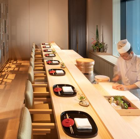 臨場感あふれるお寿司カウンターは、お一人様やデートにも最適です。店内には、和と洋の融合が調和した、落ち着いた雰囲気の中で、お食事をお楽しみいただけます。ご友人やご家族とのお時間、ごゆっくりとおくつろぎください。もちろん、接待や会食にもぴったりの空間でお待ちしております。