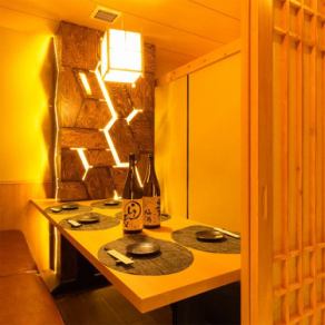 間接照明と和の装飾の数々が洗練された大人な空間を演出しております!扉付き完全個室となっておりますので周りを気にせずお楽しみいただけますよ!当店でゆっくりと羽を伸ばしてご寛ぎくださいませ♪(赤坂見附/個室/牛タン/焼き鳥/肉寿司/食べ放題/飲み放題/デート/20時以降/記念日/接待/宴会)