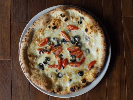 Olive and tomato pizza