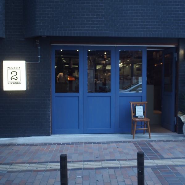 Pizzeria SECONDO is about 5 minutes on foot from JR Hachioji Eki Kitaguchi, so the access is exceptional, so it's easy to gather on your way home from work or going out, and it's safe when you're on your way home.Please come and see this blue door.