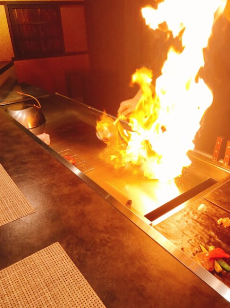 コース料理メインの内容で、お料理やシーンに合わせて6000円台～15000円までご用意しております。記念日などにはメッセージプレートもご用意いたしますので、幅広いシーンでご利用いただけます。　また、メインの黒毛和牛鉄板焼きだけではなく、イセエビやアワビなどの豪華お料理もご用意しております。