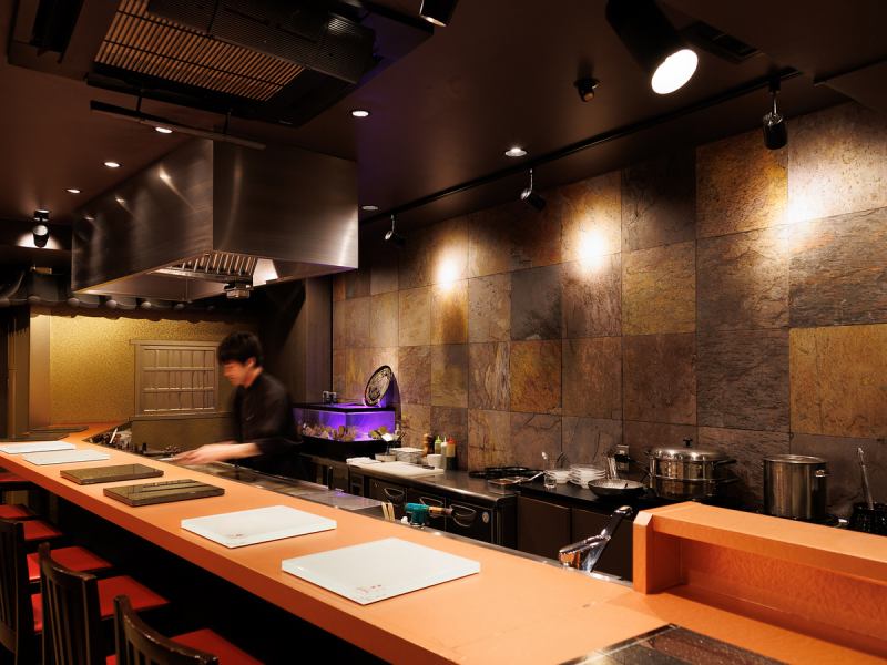 京都を感じさせる落ち着いた雰囲気の外観と内装のお店です。ステーキや炙り寿司など、最高級の和牛を楽しみませんか。記念日や誕生日の特熱な日のお祝いや大切な人を招いてのお食事に最適です。2名様にはカウンター席がお勧め！