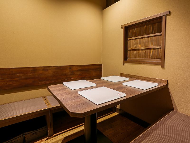京都を楽しめる内装、個室は昔の一軒家をイメージ、6名様までの団体で接待やご家族でのシーンをお楽しみください。金閣寺をイメージした個室も人気。ペットと優雅なひとときを過ごせる当店で、大切なペットと満ち足りたお食事の時間をお楽しみいただけます。