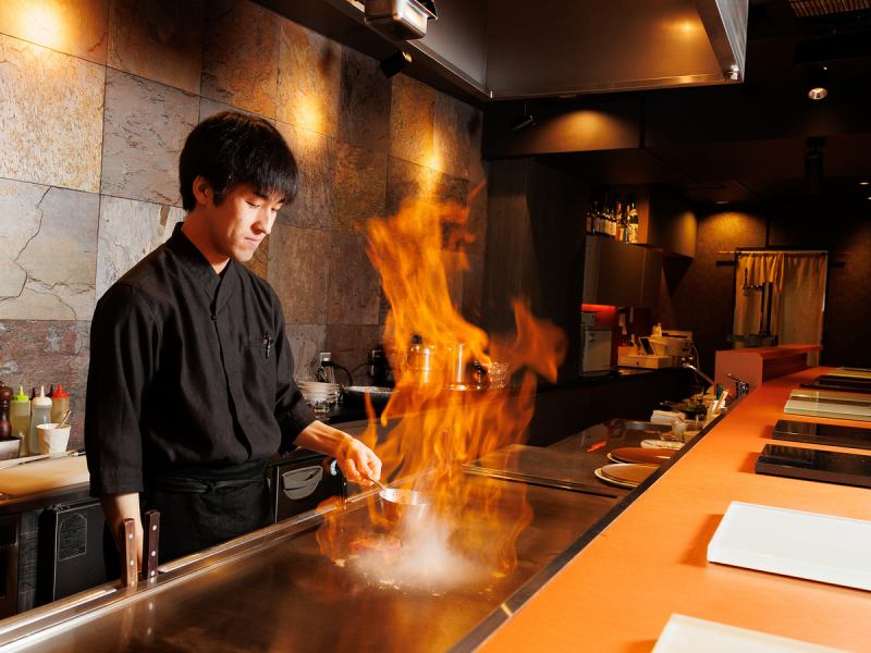 華やかに演出！肉が焼きあがる様子も楽しい鉄板焼