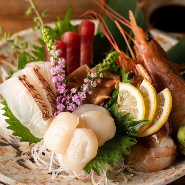 漁港直送の旬な鮮魚のみを使用した魚料理多数ご用意ございます。徹底した鮮度管理で常に上質な魚料理を提供させていただいております。普段の飲み会をちょっぴり豪華に豪快な盛り付けの船盛りは当店人気メニューです。当店自慢の日本酒メニューとの至福のマリアージュをお楽しみください。