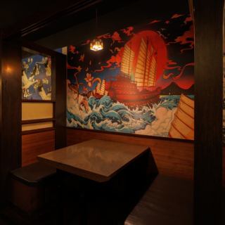 座り心地抜群の完全個室に!!都会の喧騒を忘れさせてくれるような落ち着きのあるデザインで隠れ家空間を演出しております♪美味しいお酒に会話もはずみます!ゆったりとした時間をお過ごしください♪女子会にもデートにもお使いいただけること間違いなし!ご予約はネットから24時間受付中!ぜひご利用ください