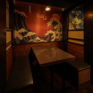 移動可能なテーブルは団体様~少人数様まで。和を基調とした、優しく灯る間接照明が印象的な個室席です。ゆったり座れる広めの席でパーティなどわいわい楽しめます◎誕生日会などのサプライズデザートプレートもご用意しておりますので、是非店舗まで問い合わせを♪コースの種類も満足いただけるよう豊富にご用意!