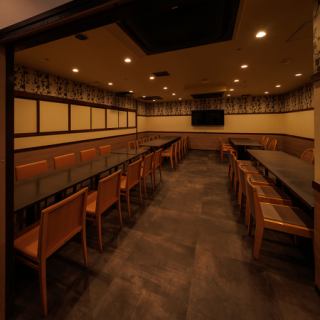 200名様まで収容可能な大座敷席。貸切パーティーで素敵な一夜を過ごしませんか?様々な形式でのご宴会に対応させて頂きます。ご要望がございましたら演出のお手伝いをさせて頂きますのでお気軽にお申し出ください【海浜幕張 個室 居酒屋 飲み放題 宴会 女子会】