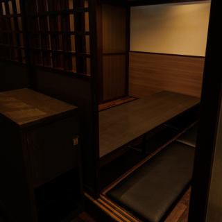 店内、奥に進めば掘り炬燵の隠れ家風個室。会社宴会や大型宴会・パーティーにピッタリな広々個室をご用意!柔らかな照明灯る優美な空間が特別なご宴会を演出します♪旬の味覚愉しむ本格料理と銘酒で贅沢なご宴会をお楽しみ下さい。【海浜幕張 個室 居酒屋 飲み放題 宴会 女子会】