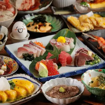 「海鮮套餐」：內含烤牛肉、烤蝦、炸蝦仁等9道菜，以及3小時暢飲。原價6000日元，現價5000日圓。