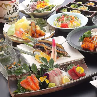 「海之盛宴套餐」包含8道菜，例如3種新鮮魚類拼盤和鮭魚壓制壽司，以及2.5小時無限暢飲，價格為5000日元 ⇒ 4000日元
