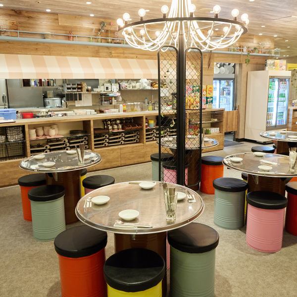 【なんば店だけ★ドラム缶テーブル】広々とした空間は、1名様から最大44名まで団体様でご利用頂ける店内となっております。ドラム缶テーブルがまるで韓国に来たような雰囲気で、お料理・お酒を楽します！是非味わってみては！？