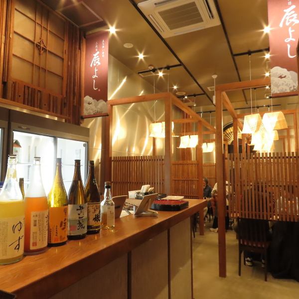 【2025年12月より3階フロアNewオープン!】3階席は木目×シルバーを基調として寿司屋ならではの格式と、モダンな雰囲気を両立させています。バーカウンターも備えておりますので、接待や大切な方との会食にも最適です!
