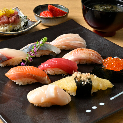 毎朝市場で目利き!立ち食いスタイルで駿の海鮮を贅沢に味わう◎