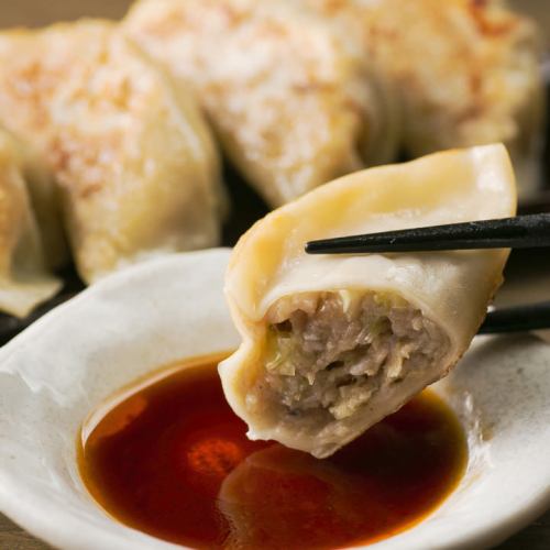Gyoza lovers ★ Must-see!! Akira's specialty!! Extra large meat gyoza